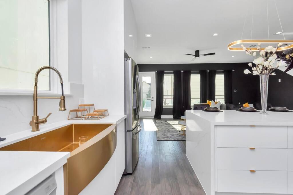 The Suite Spot! Downtown Skyline Views! Sleeps 12 Х'юстон Екстер'єр фото