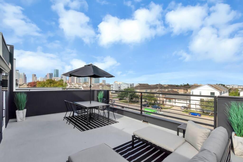 The Suite Spot! Downtown Skyline Views! Sleeps 12 Х'юстон Екстер'єр фото