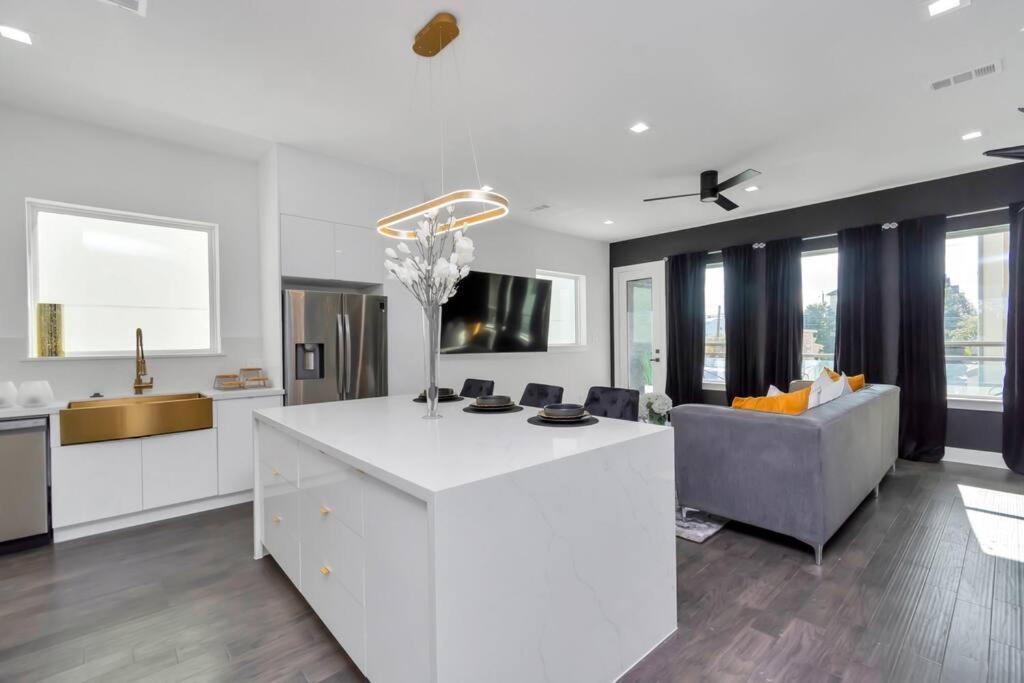 The Suite Spot! Downtown Skyline Views! Sleeps 12 Х'юстон Екстер'єр фото