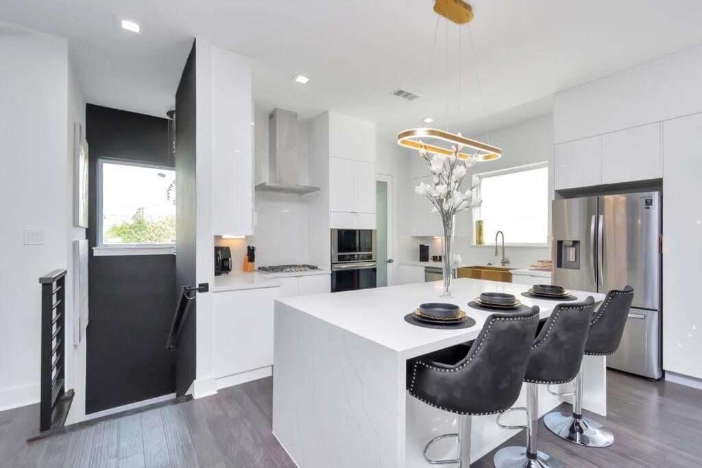 The Suite Spot! Downtown Skyline Views! Sleeps 12 Х'юстон Екстер'єр фото